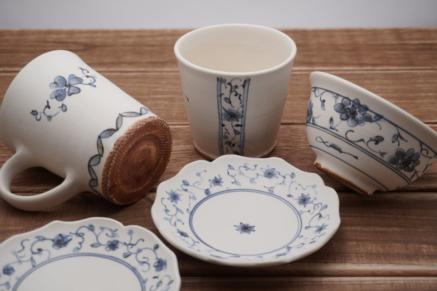 染付花唐草茶碗