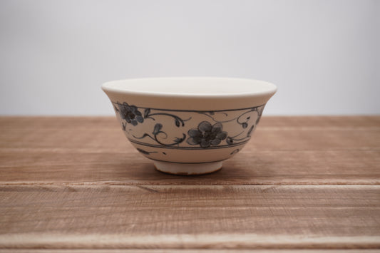 染付花唐草茶碗