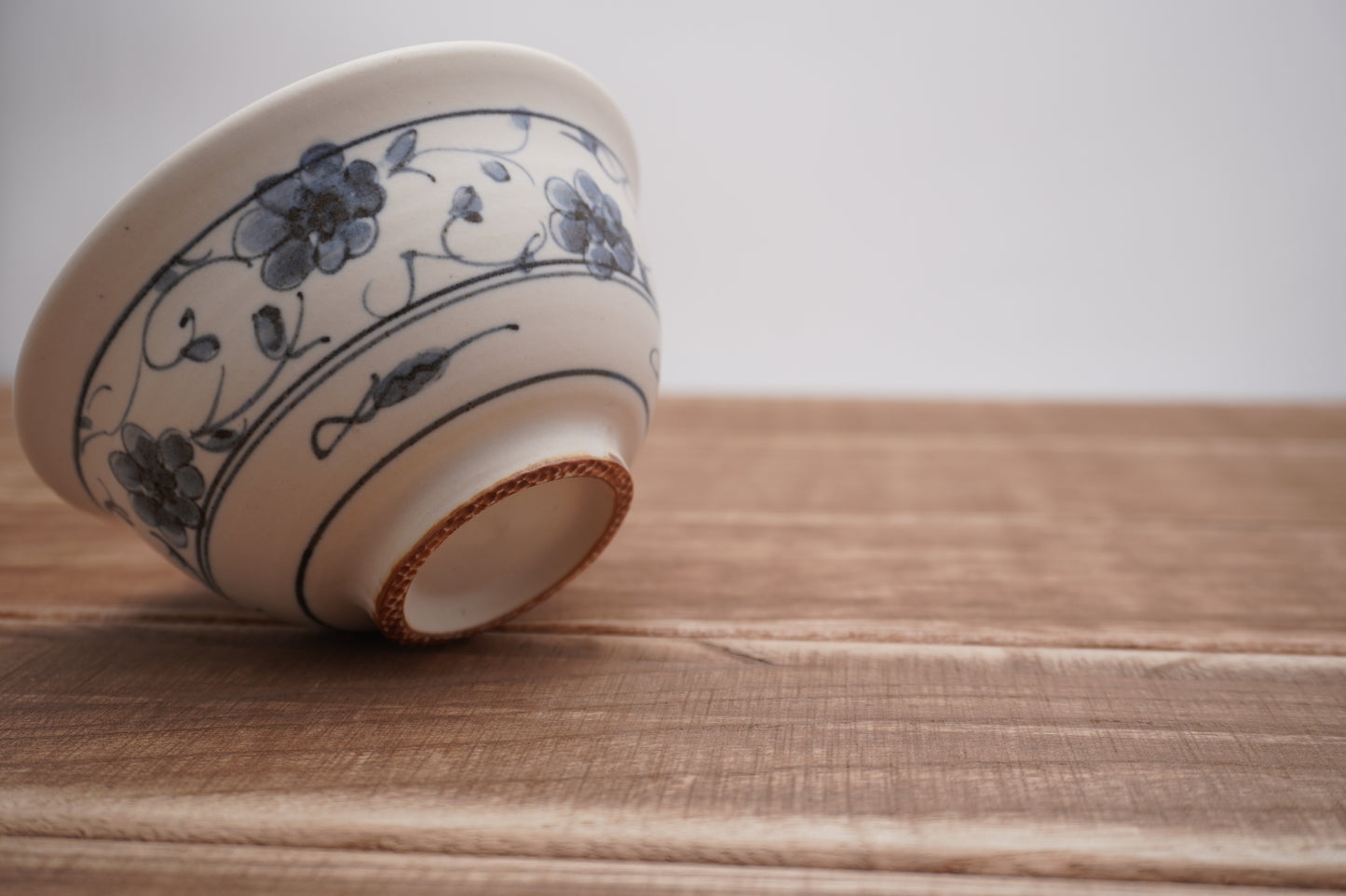 染付花唐草茶碗